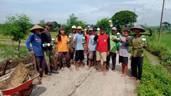 DINAS PERTANIAN MEMBERI BANTUAN PUPUK ORGANIK CAIR “POC” KELOMPOK TANI DESA JATIMULYO